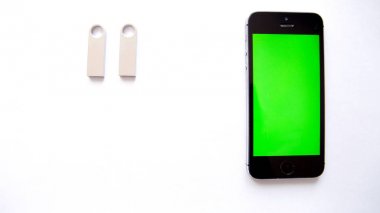 Smartphone ve Usb flash sürücü beyaz arka plan üzerinde. yeşil ekran