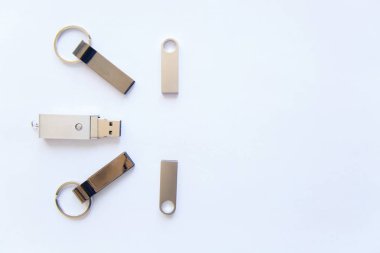 Beyaz arkaplanda usb çubuğu