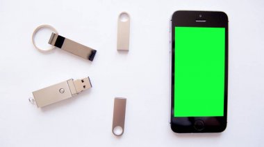 Smartphone ve Usb flash sürücü beyaz arka plan üzerinde. yeşil ekran