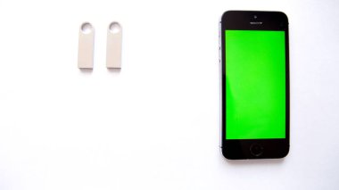 Smartphone ve Usb flash sürücü beyaz arka plan üzerinde. yeşil ekran