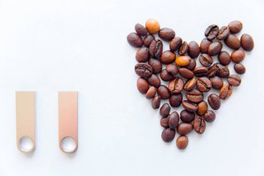 USB stick ve beyaz arka plan üzerinde kahve çekirdekleri yürekten