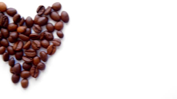 USB-minne och hjärta från kaffebönor på vit bakgrund — Stockvideo