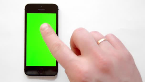 Smartphone met groen scherm, hand klikken — Stockvideo