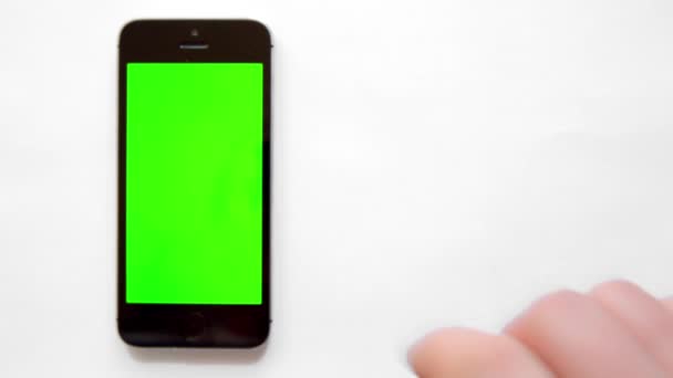 Smartphone con schermo verde, click a mano — Video Stock