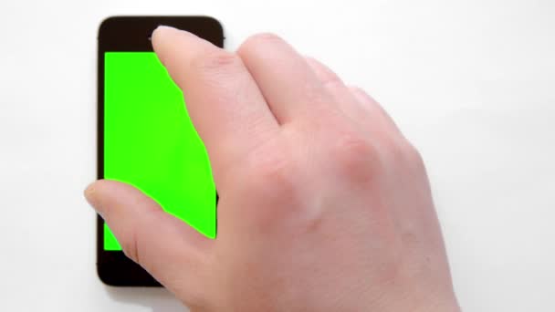 Smartphone con pantalla verde, clics de mano — Vídeos de Stock