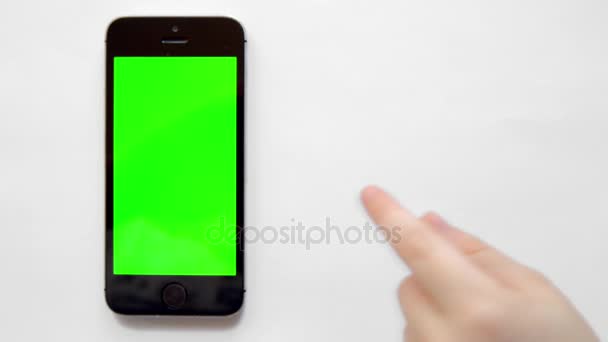Смартфон с зеленым экраном, щелчки рукой — стоковое видео