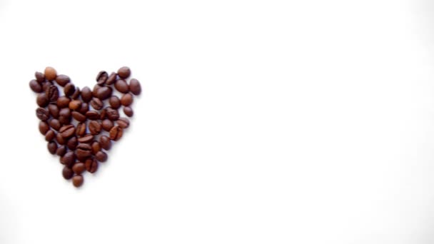 Corazón de granos de café sobre fondo blanco — Vídeos de Stock