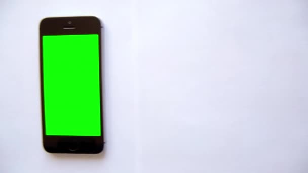 Smartphone- en USB-flashstation op witte achtergrond. groen scherm. Dolly schot — Stockvideo