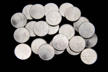 Siyah arka plan üzerine Beyaz Rusça sikke