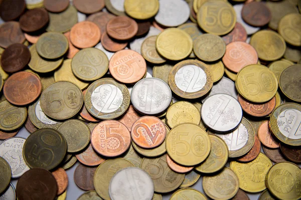 Weißrussische Münzen liegen auf dem Tisch — Stockfoto