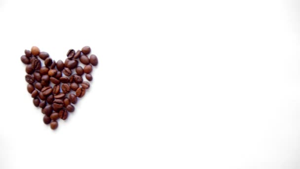 Сердце из кофейных зерен на белом фоне — стоковое видео