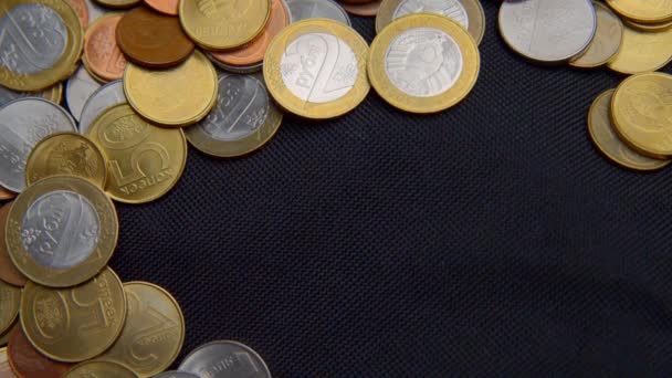 Weißrussische Münzen auf schwarzem Hintergrund. — Stockvideo
