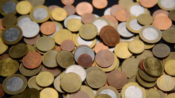 Wit-Russische munten vallen van bovenaf — Stockvideo