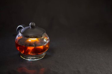 siyah bir arka plan şeffaf bir çaydanlık siyah çay