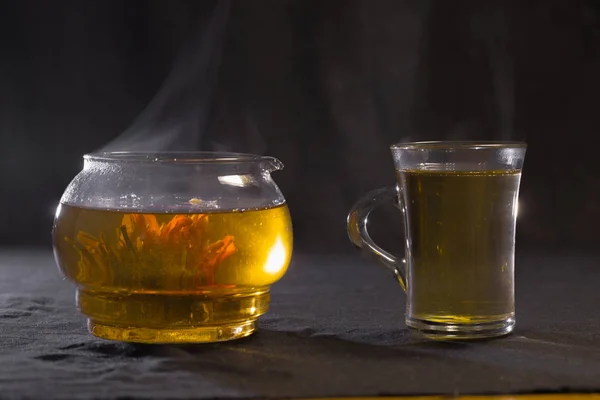 Китайский зеленый чай Бутон цветет в стеклянном чайнике. Чашка чая. — стоковое фото