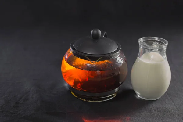 China grün blühende Teeknospe in einer Glas-Teekanne. Milch in einem kleinen — Stockfoto