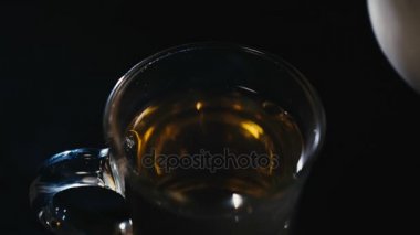 bir fincan çay süt döktü