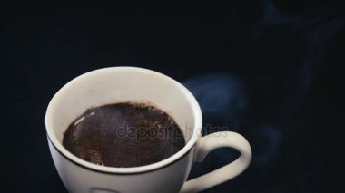 Beyaz fincan kahve siyah arka plan, gelen buhar ile