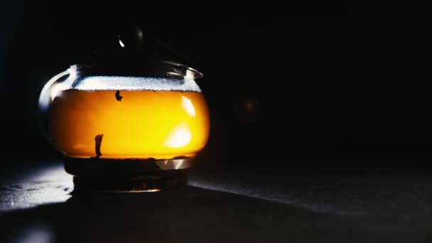 bourgeon de fleur de thé chinois vert fleurissant dans une théière en verre .