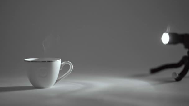 Xícara branca de chá quente ou café, vapor vem — Vídeo de Stock