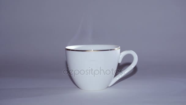 Taza blanca de té caliente o café, vapor viene — Vídeos de Stock