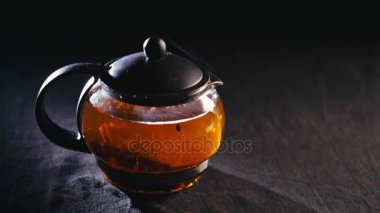 siyah bir arka plan şeffaf bir çaydanlık siyah çay