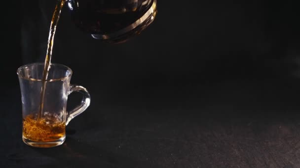 thé versé dans le verre Coupe 