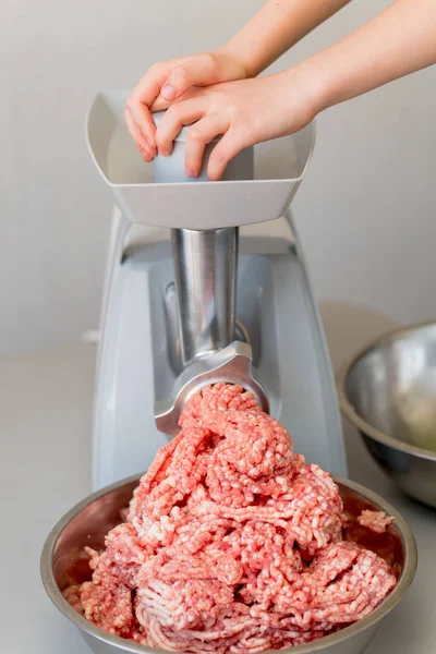 Et kıyma makinesinin içinde kesmek