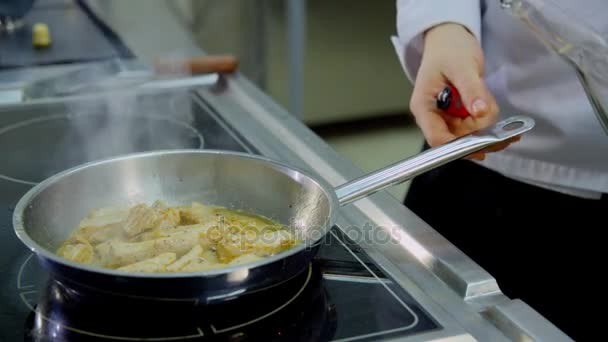 Il Flambeau della padella, la carne è fritta — Video Stock