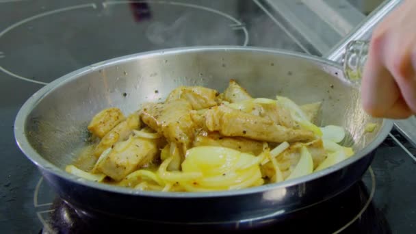 O Flambeau da panela, a carne está frita — Vídeo de Stock