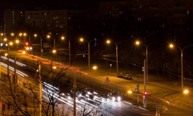 gece şehir, izleri üzerinden araba farlar