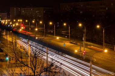 gece şehir, izleri üzerinden araba farlar