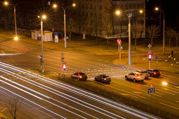 Gece şehir, izleri üzerinden araba farlar — Stok fotoğraf