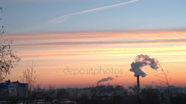 A fumaça da chaminé da planta contra o amanhecer na cidade — Vídeo de Stock