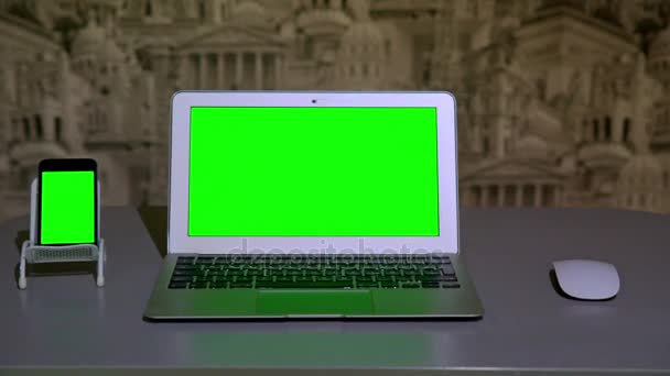 El portátil está en la mesa, el teléfono inteligente está en el soporte, chromakey — Vídeos de Stock