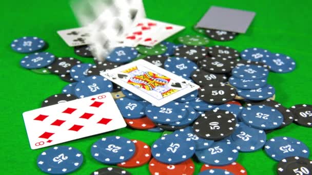 Casino, Karten fallen auf die Chips — Stockvideo