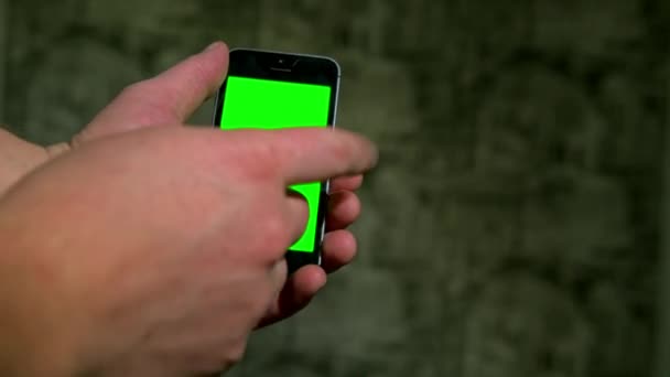 Um homem segurando smartphone com tela verde à noite . — Vídeo de Stock