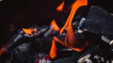 Barbekü yanan kömür ızgara