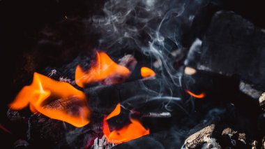 Barbekü yanan kömür ızgara