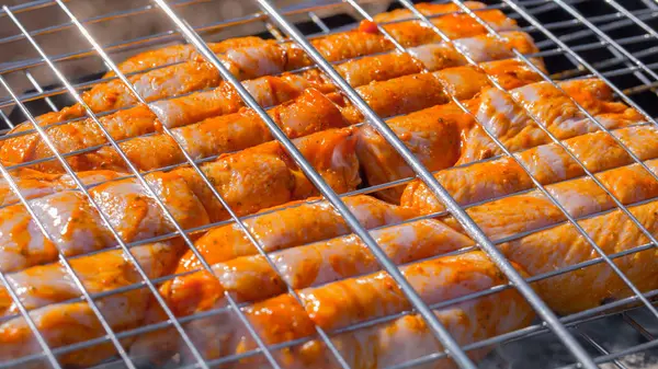 De kip is gebakken op de Grillrooster op de grill — Stockfoto
