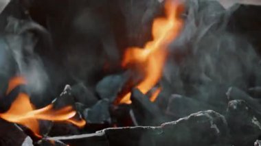 alev. ateş içinde mangal yakıyor. Barbekü, Barbekü. Ağır çekim