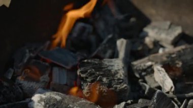 alev. ateş içinde mangal yakıyor. Barbekü, Barbekü. Ağır çekim