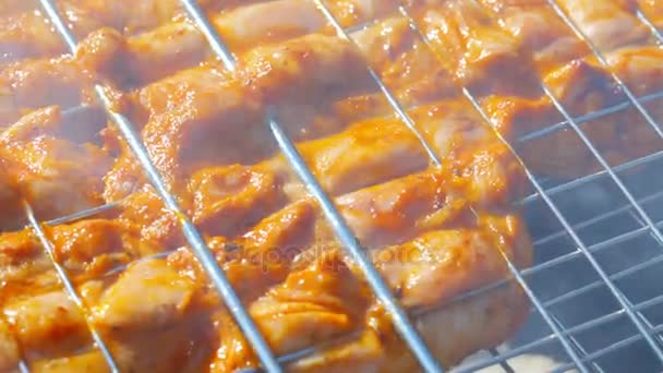 Grilled chicken on the grill, dolly shot — Stock Video
