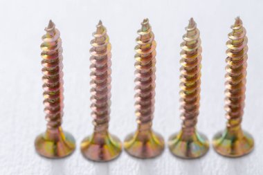 Hafif bir arka plan üzerinde kendi kendine vurma vidalar