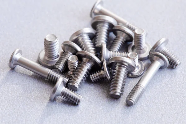 Hafif bir arka plan üzerinde kendi kendine vurma vidalar.