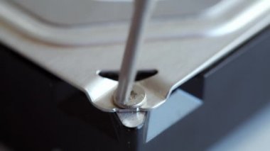 sabit diski onarın. Sabit Disk sürücüsü yakın kadar vida twist