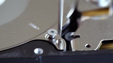 sabit diski onarın. Sabit Disk sürücüsü yakın kadar vida twist