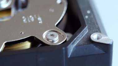 sabit diski onarın. Sabit Disk sürücüsü yakın kadar vida twist