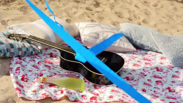 Пікнік на пляжі на заході сонця — стокове відео