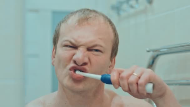 Мужчина в ванной чистит ей зубы. Медленное движение — стоковое видео